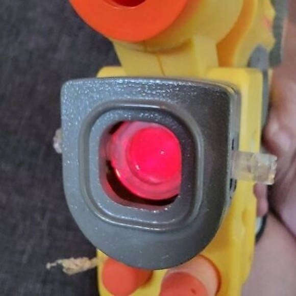 Vintage 2004 NERF  C-307A Pistol Dart Gun With‎ Red Laser Working And 3 Darts - Picture 3 of 5